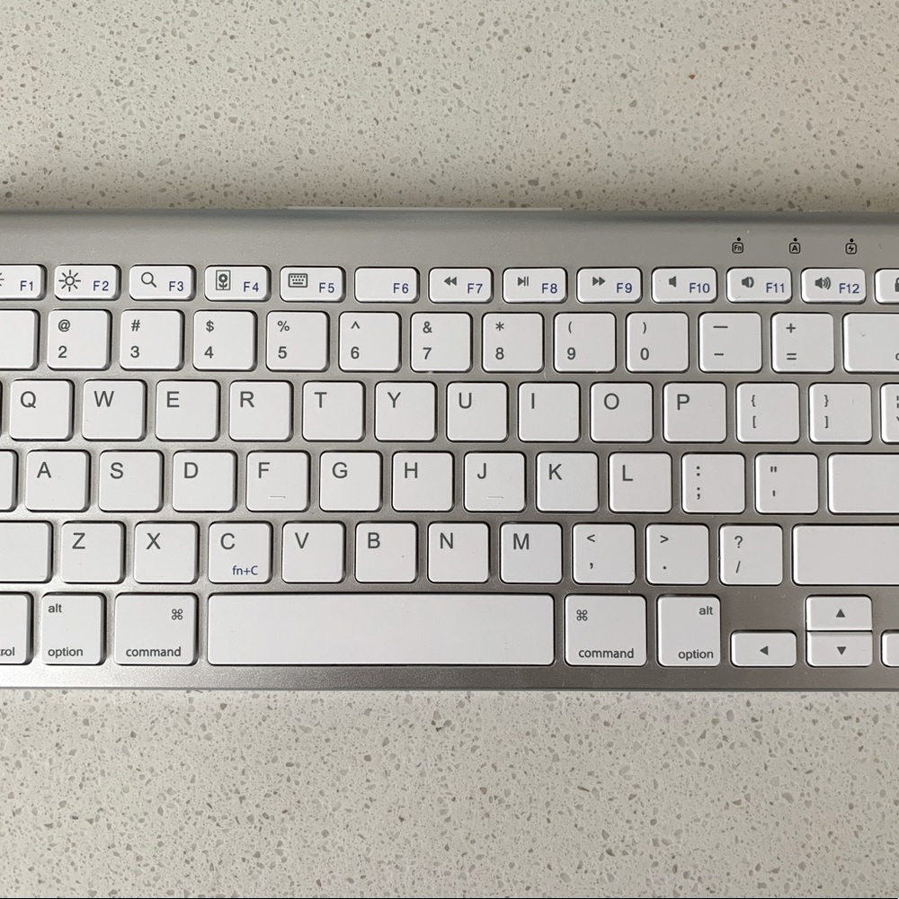 Omoton wireless keyboard with stand brand new